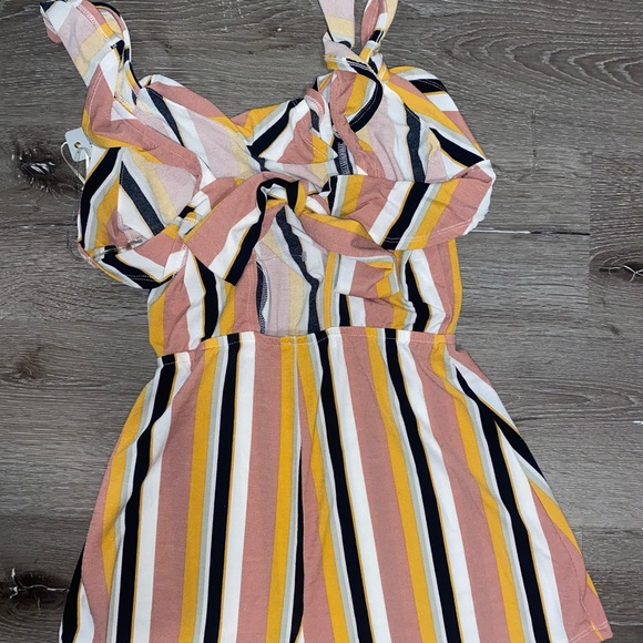 Short Backless romper - Picture 2 of 7